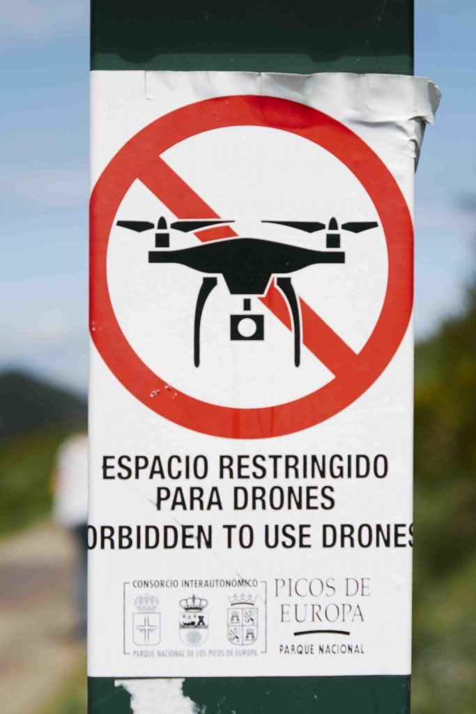 Señal de Prohibido uso de drones en Lagos de Covadonga 