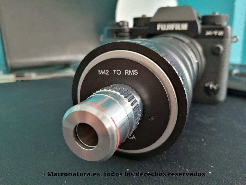 Una objetivo de microscopio adaptado a una cámara sin espejo.